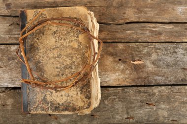 Toprak sana diken ve İncil'in eski ahşap arka plan üzerine bir taç