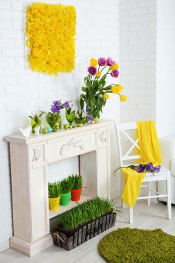 Oda güzel bahar süslemeleri ile şömine