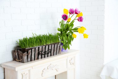 Oda güzel bahar süslemeleri ile şömine