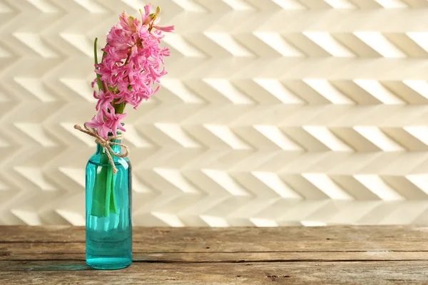 Bellissimo fiore di giacinto in vaso su tavolo di legno — Foto Stock