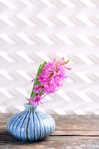 Bela flor de jacinto em vaso em mesa de madeira — Fotografia de Stock