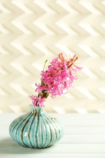 Bela flor de jacinto em vaso em mesa de madeira — Fotografia de Stock