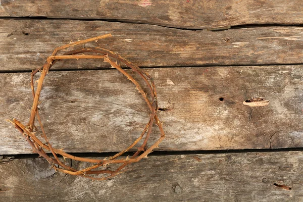 Corona di spine su sfondo vecchio di legno — Foto Stock