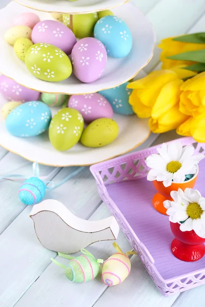 Velikonoční dekorace, vejce a tulipány na tabulka detail — Stock fotografie