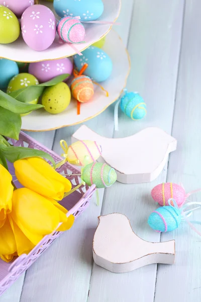 Decoração de Páscoa, ovos e tulipas na mesa close-up — Fotografia de Stock