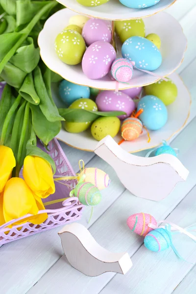 Decoración de Pascua, huevos y tulipanes en primer plano de la mesa — Foto de Stock
