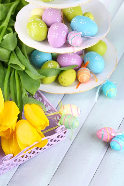 Osterdekoration, Eier und Tulpen auf dem Tisch in Großaufnahme — Stockfoto