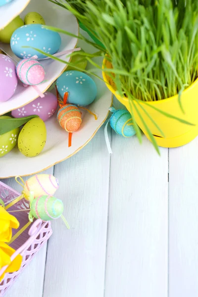Uova di Pasqua su vaso e tulipani sul tavolo primo piano — Foto Stock