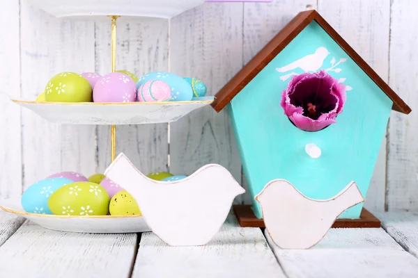 Pasen decoratie, eieren en tulpen op tafel op houten achtergrond — Stockfoto