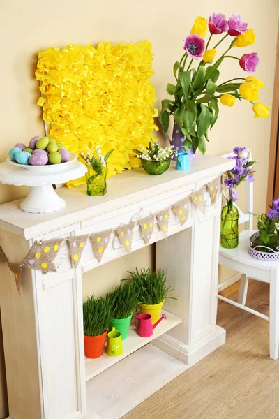 Chimenea con hermosas decoraciones de primavera en la habitación — Foto de Stock