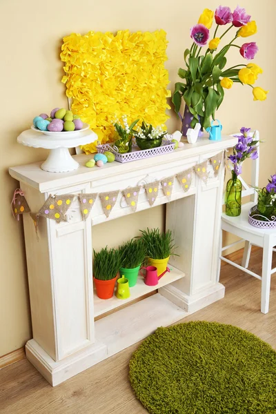 Chimenea con hermosas decoraciones de primavera en la habitación — Foto de Stock