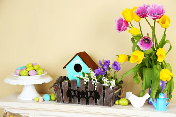 Kominek z wiosna piękne dekoracje w pokoju — Zdjęcie stockowe