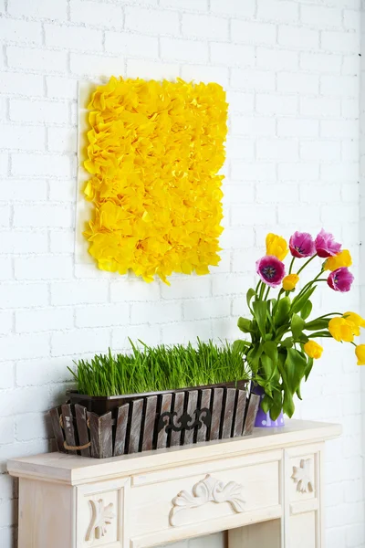 Fireplace with beautiful spring decorations in room — Stock Photo, Image