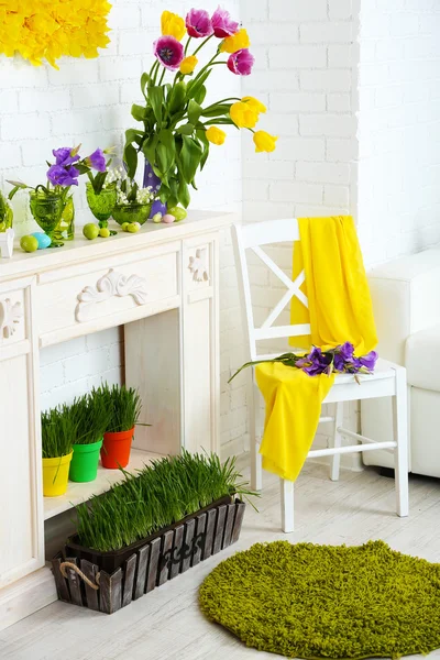 Chimenea con hermosas decoraciones de primavera en la habitación — Foto de Stock