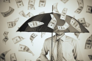 İşadamı para yağmur altında duran