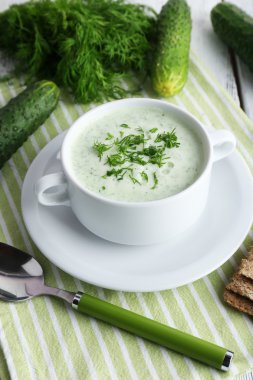 Salatalık çorbası kase renk ahşap masa arka plan üzerinde