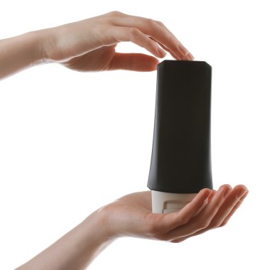 Eller üzerinde beyaz izole kozmetik şişe ile