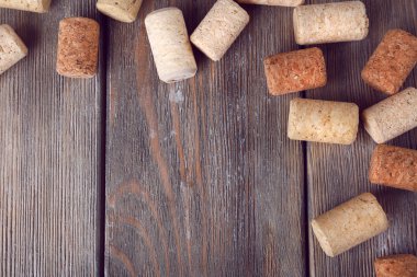 Rustik ahşap plakalar arka plan üzerinde şarap mantarlar