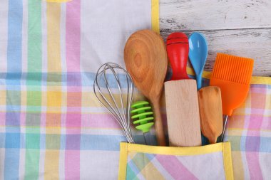 Mutfak eşyaları önlük, closeup cebinde kümesi