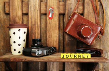Turist ahşap plakalar arka plan üzerinde yolculuk Word'le kümesi