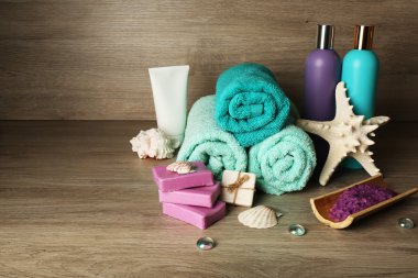 Havlu ve deniz tuzu ahşap arka plan üzerinde Spa kompozisyonu
