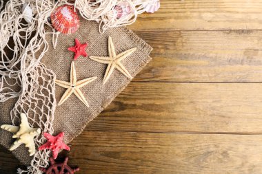 Ahşap arka plan üzerinde çul üzerinde deniz yıldız