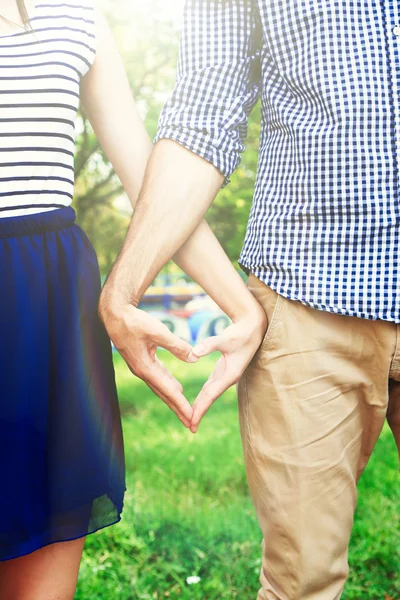 Любляча пара тримає руки у формі серця, крупним планом — стокове фото