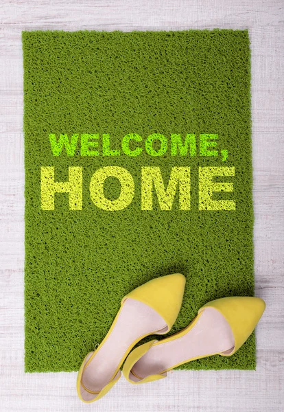 Green carpet on floor and female shoes on it — Stock Photo, Image