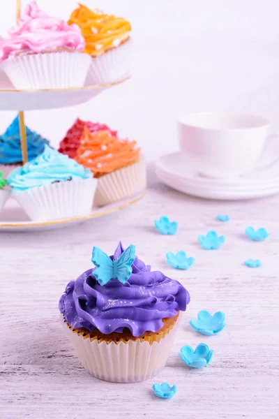 Deliciosos cupcakes en primer plano de la mesa —  Fotos de Stock