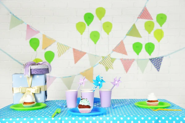 Geburtstagstisch für Kinderfest vorbereitet — Stockfoto