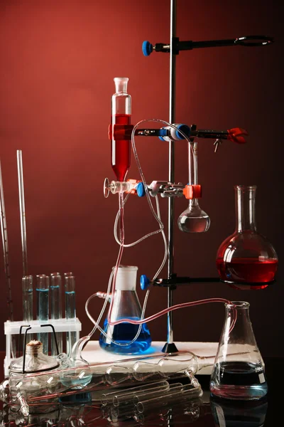 Фіксований лабораторний скляний посуд на підтримку темно-кольорового фону — стокове фото