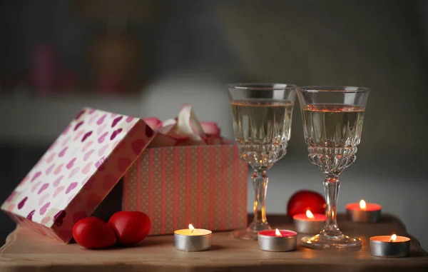 Copas de champán y pétalos de rosa para celebrar el Día de San Valentín —  Fotos de Stock