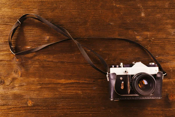 Retro photo camera on wooden background — Stock Photo, Image