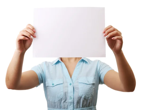 Жінка покриває обличчя порожнім аркушем паперу ізольовано на білому — стокове фото