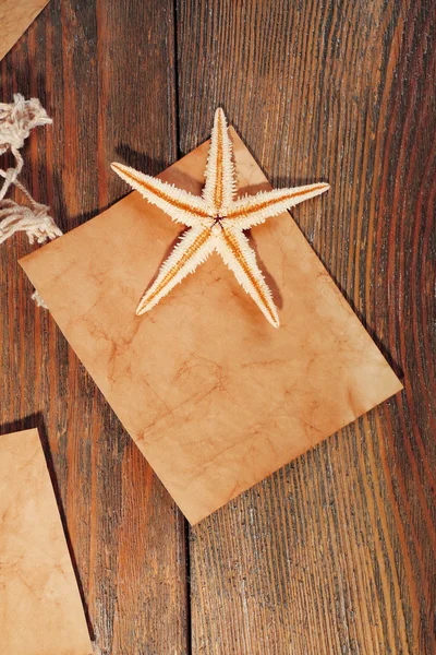 Tarjeta en blanco con estrella de mar sobre fondo de madera —  Fotos de Stock