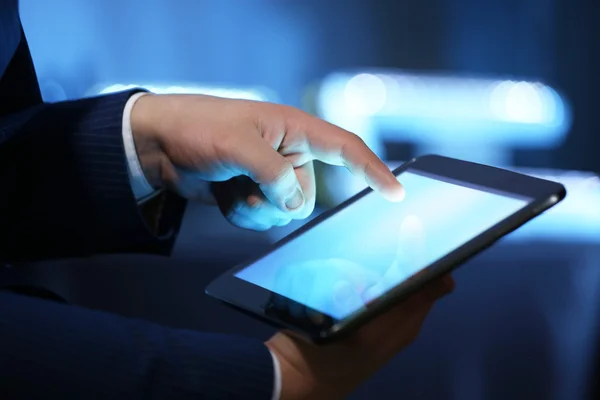 Mannenhand raken scherm tablet close-up — Stockfoto