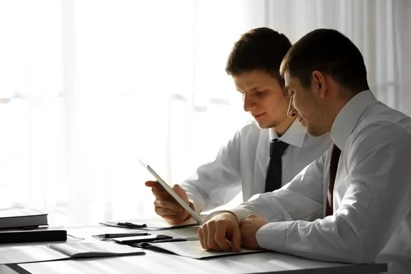 Dos hombres de negocios guapos trabajando en la oficina — Foto de Stock