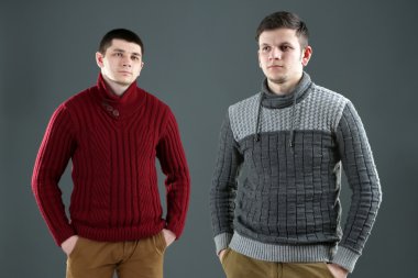 İki yakışıklı delikanlı gri arka plan üzerinde