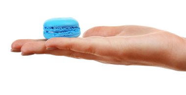 Beyaz izole kadın elinde lezzetli renkli macaroons