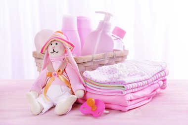 tablo üzerinde açık renkli bebek aksesuarları