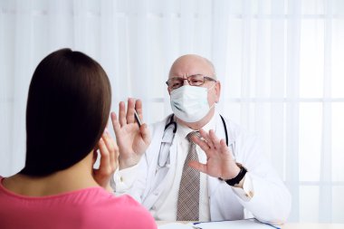 Profesyonel doktor ofisinde beyaz perde arka plan üzerinde alıcı hasta