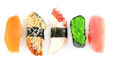 sushi set üzerinde beyaz izole
