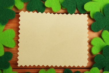 Yoncaları ahşap plakalar arka plan üzerinde ile Saint Patrick's Day için tebrik kartı