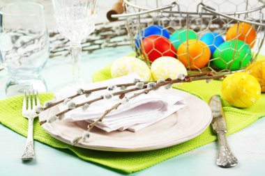 Renkli ahşap arkaplan üzerine Paskalya tablosu