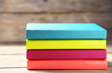 Eski ahşap masa üzerinde renkli Notebook