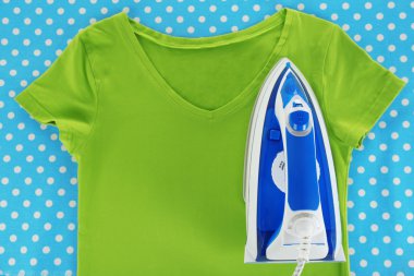 Demir ve gömlek gemide kapat