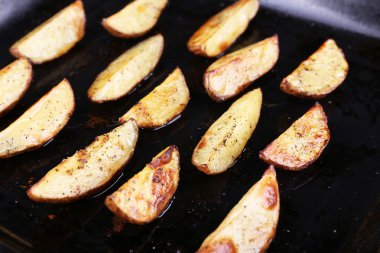 Fırında patates baharat Pan ile yakın çekim