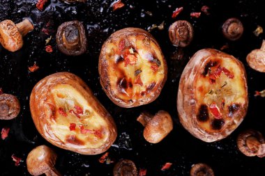 Fırında patates mantar ve baharat Pan yakın çekim