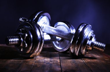 Koyu arka plan üzerinde ahşap tahta üzerinde halter