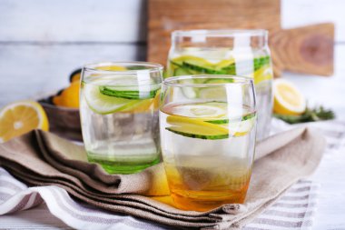 Limon ve peçeteler, closeup üzerinde cam içinde salatalık taze su